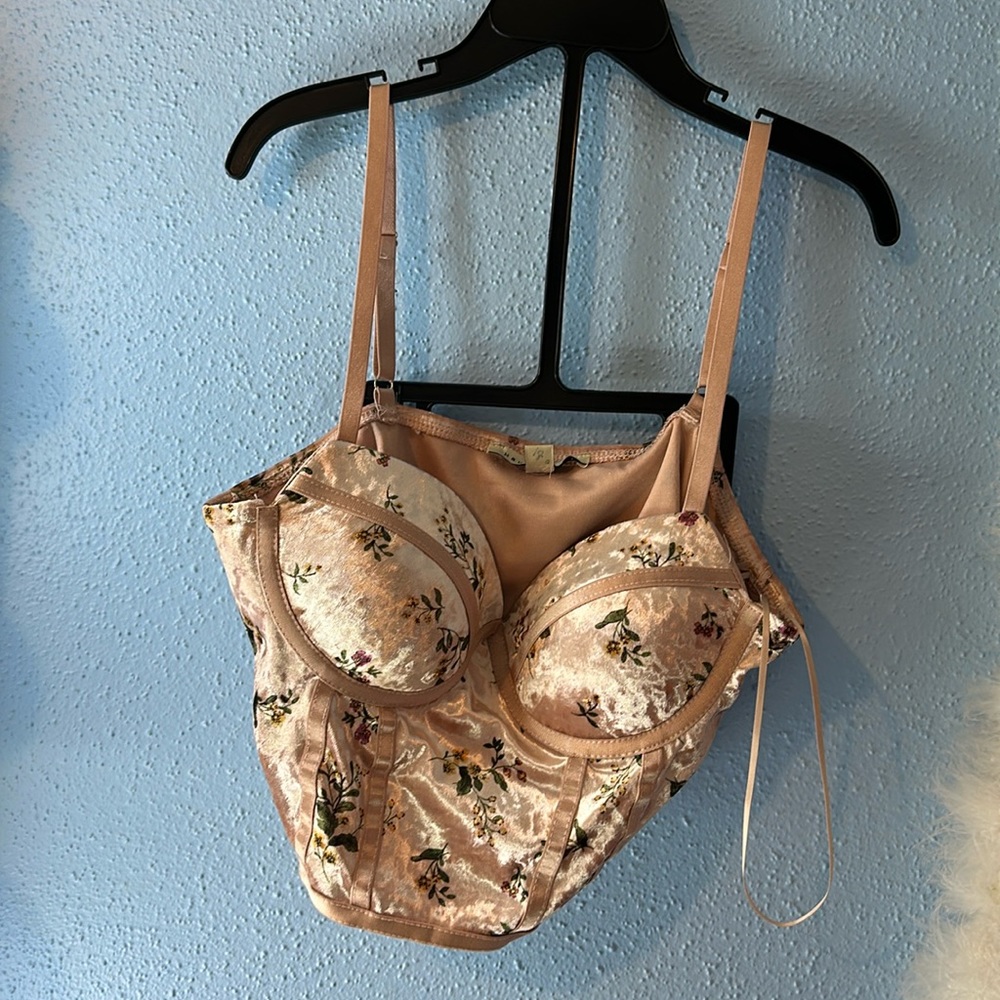 Silky pink top with flowers from Haute Monde size M🩷🌸